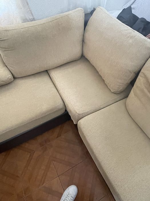 Sofa com chaise long á esquerda