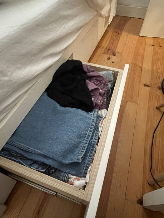 Cama de Madeira Maciça com Gavetas – Estrutura Robusta e Funcional