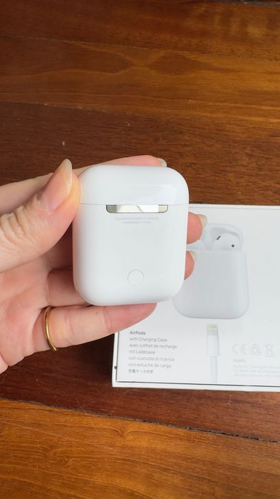 AirPods com charging case APPLE