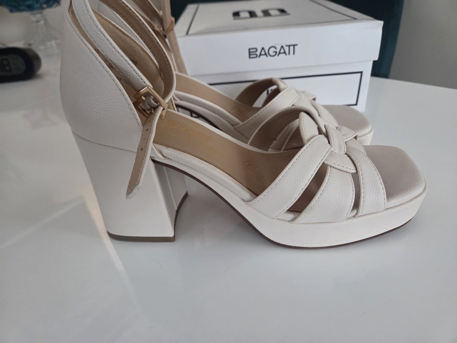 Beżowe sandały damskie na słupku r.40 platformie