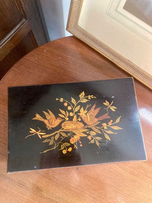 Szwedzkie drewniane pudełko na biżuterię lub drobiazgi z 1880 r.