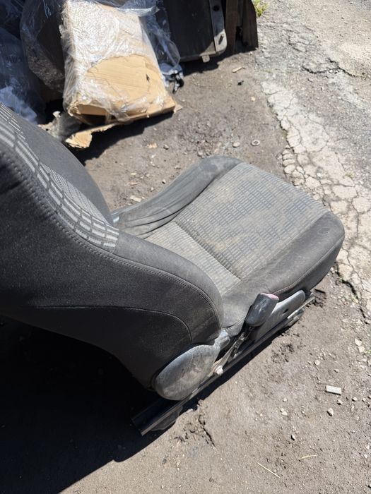 Водительская сидушка Toyota Avensis T27 Сидение водителя