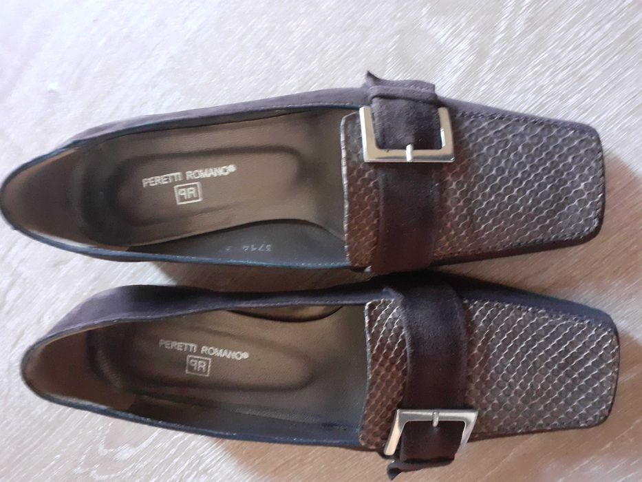 Sapatos em pele castanhos