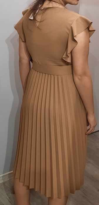 Sukienka midi z plisowanym dołem