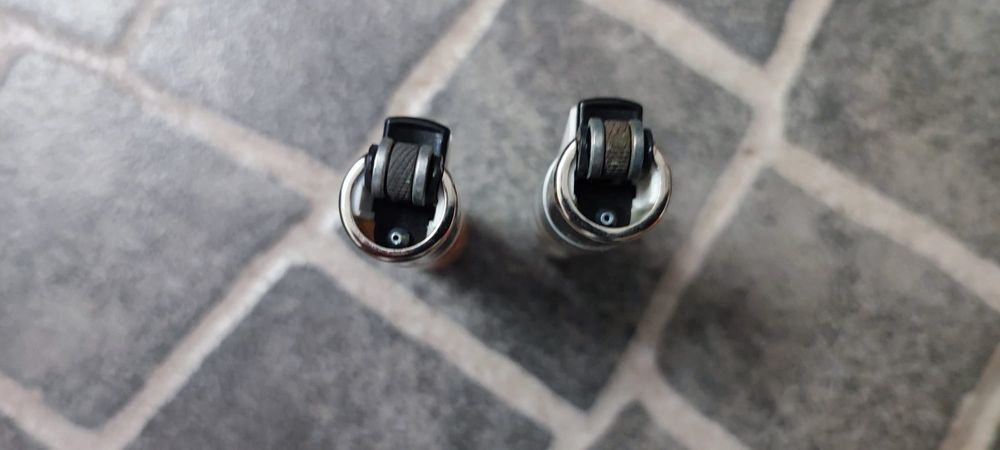 Conjunto de dois  Clipper Mini colecionáveis. Cada um tem um design único e vibrante.

- Um com padrão de folha  em vermelho e amarelo.
- Um com padrã