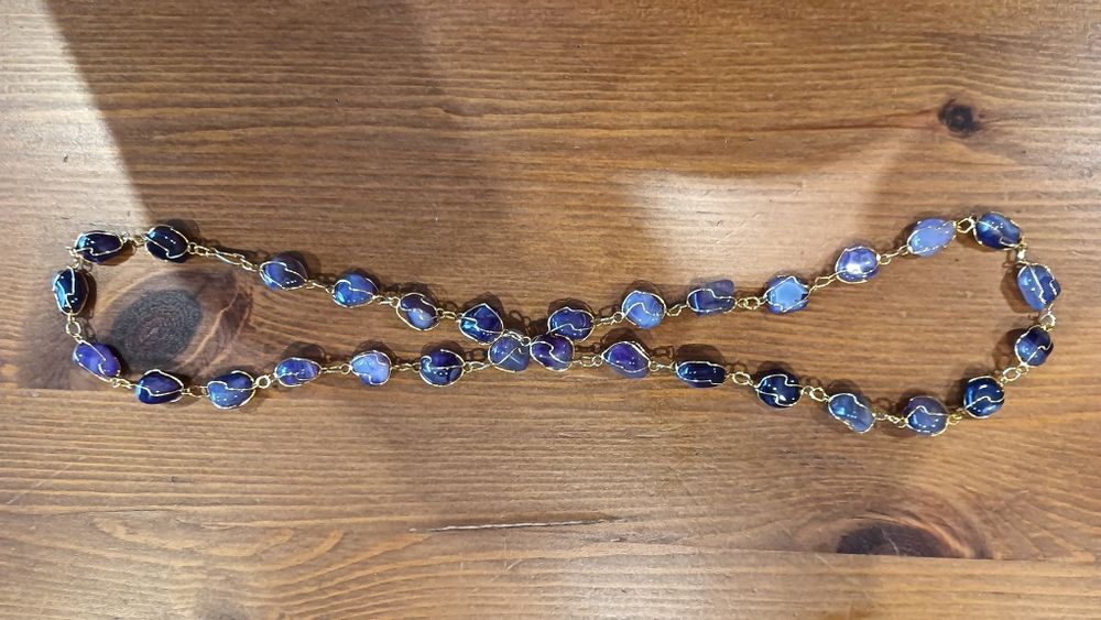 Colar em pedras unidas por metal.