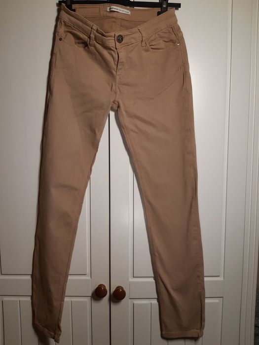 Beżowe spodnie Stradivarius