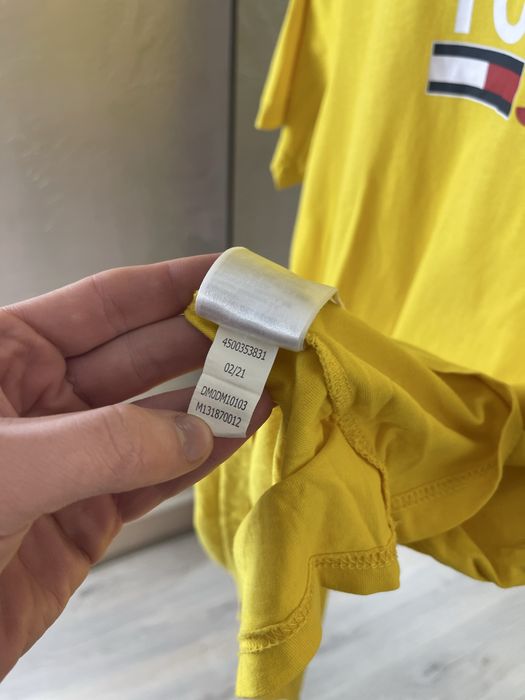 Яскрава футболка Tommy Jeans: сонячний жовтий та преміумлого