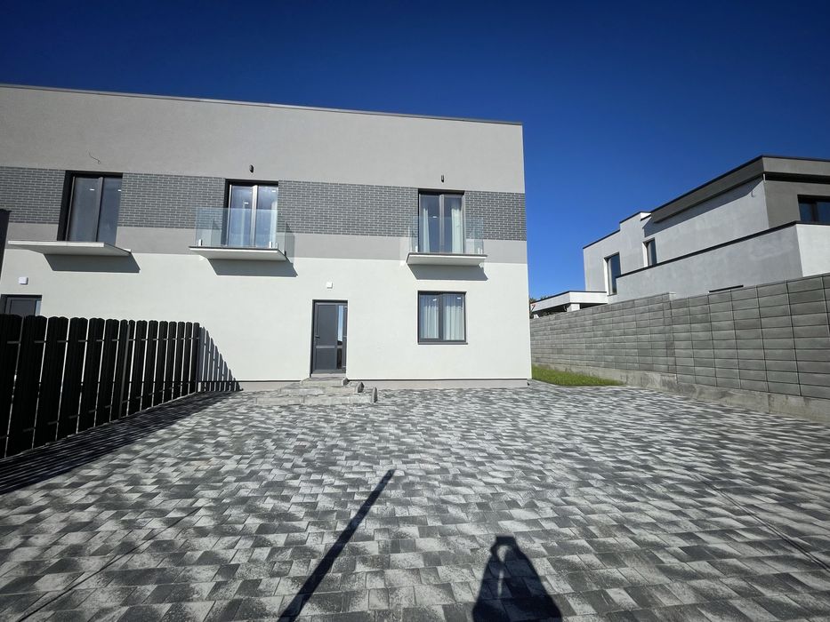 Котедж з ремонтом та великою ділянкою