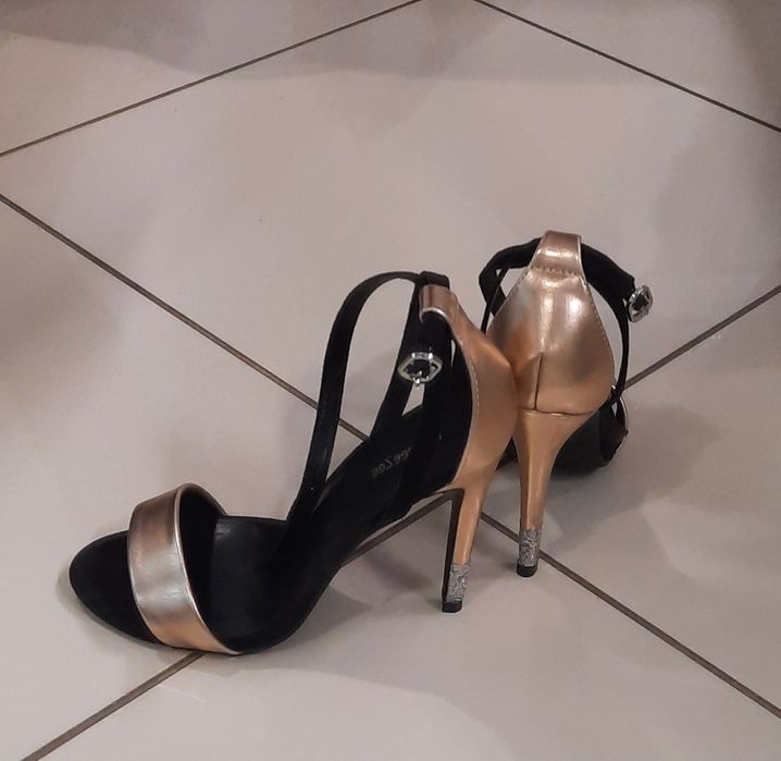 Sandałki , szpilki DeeZee - śliczne