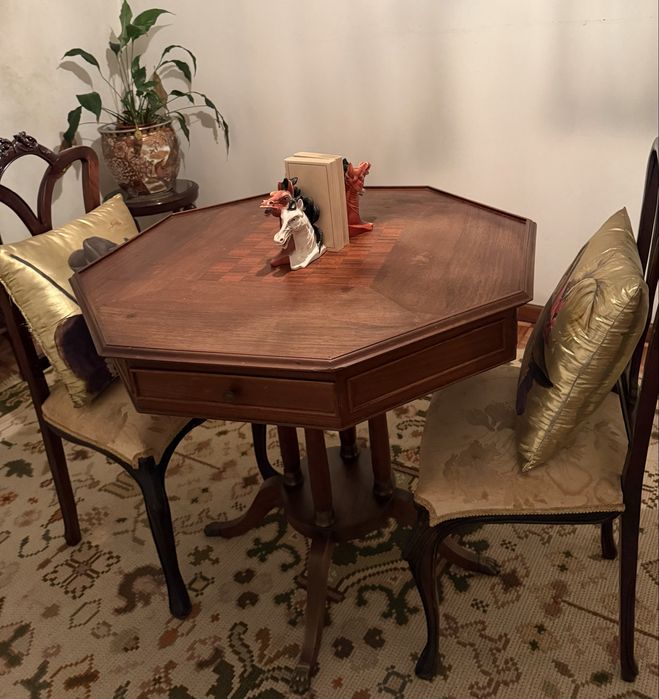 Mesa de jogo com gavetas e 2 cadeiras