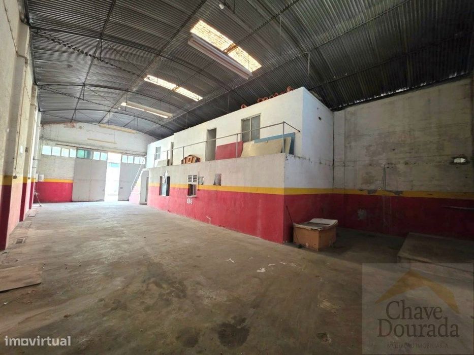 Arrenda-se armazém 400m2 - Pedrulha, Coimbra
