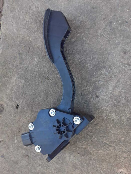 Педаль газа, сцепления,и тормоза тойота Е150