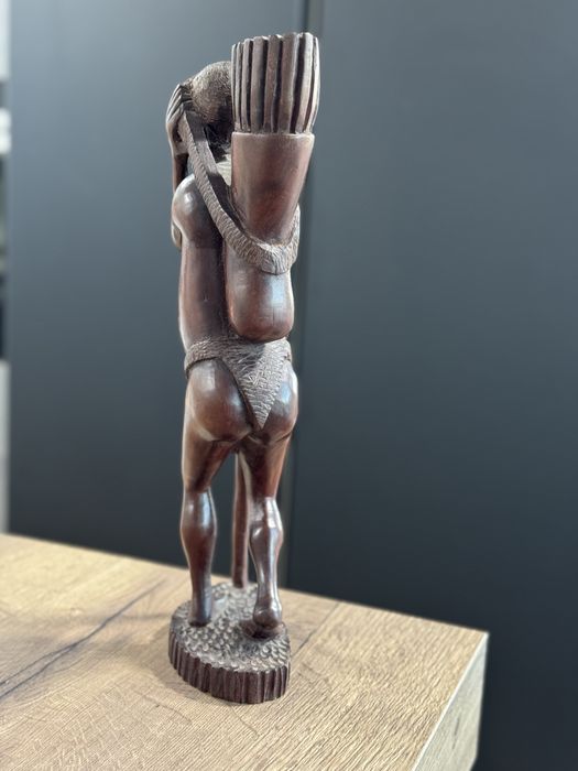 Escultura tradicional angolana em madeira