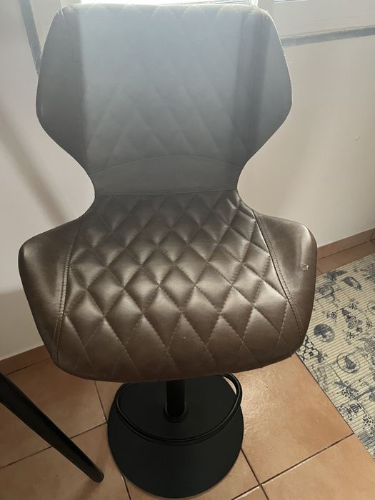 Mesa de cozinha com cadeiras