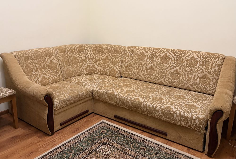Кутовий диван б/у в хорошому стані