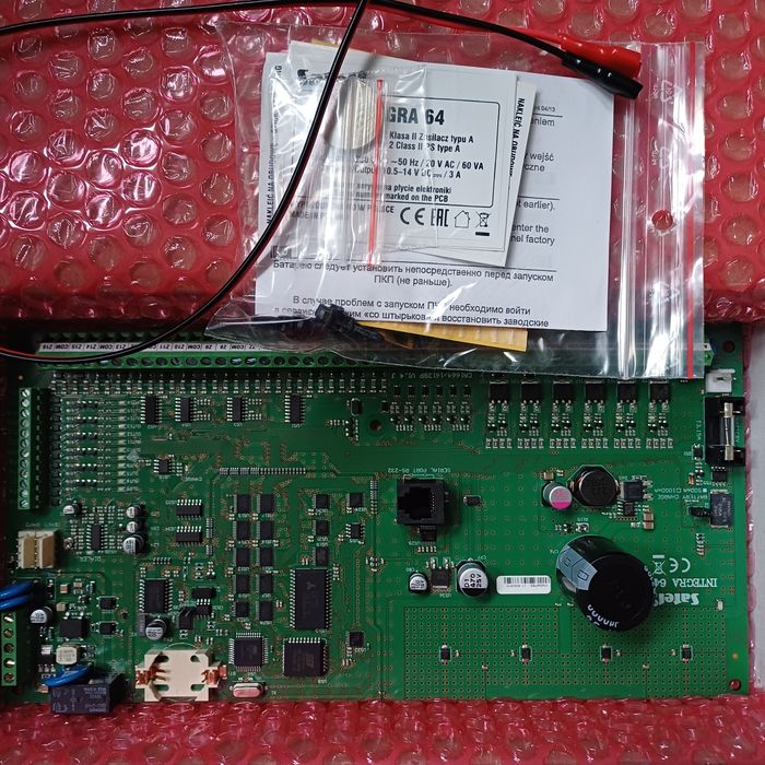 Zestaw alarmowy Satel Integra 64
OPARTY O SYSTEM SATEL
CENTRALA INTEGRA 64,
