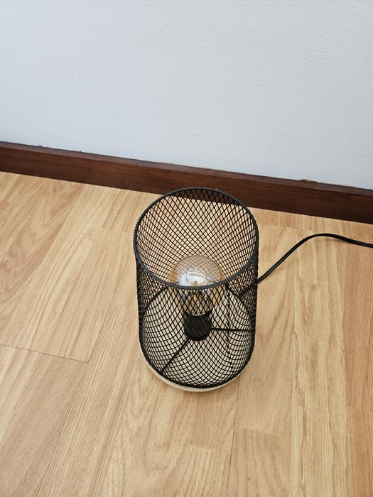 Candeeiro preto com base madeira