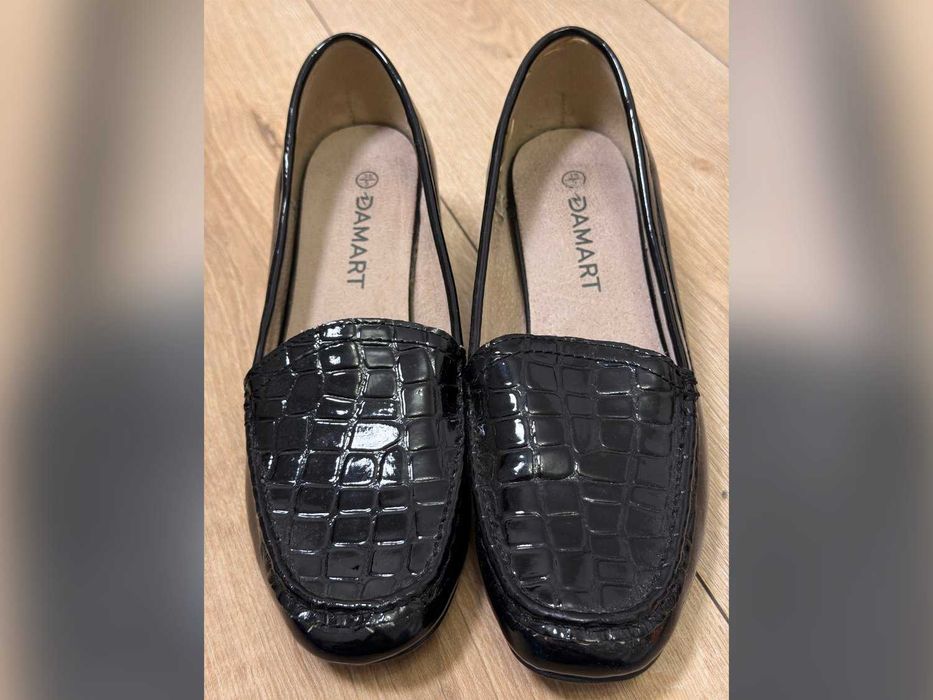 Buty czarne we wzór krokodyli na słupku 38