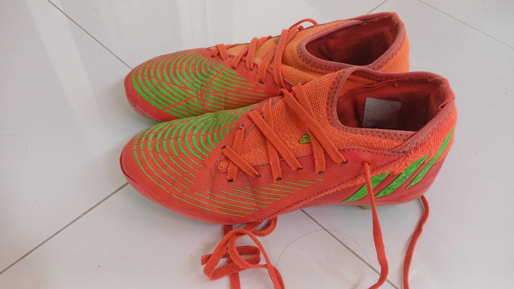 Tenis de futebol 35 e 36 menino, pouco uso