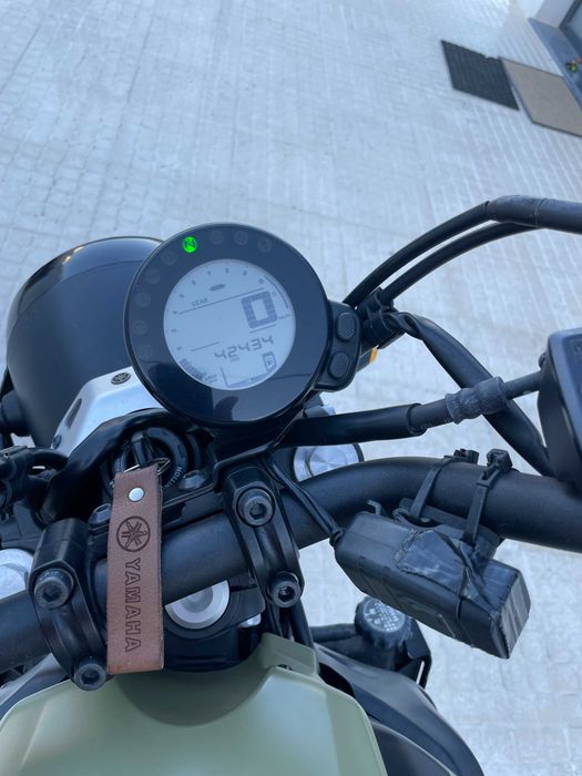 XSR 700 com estilo Cafe-racer/militar