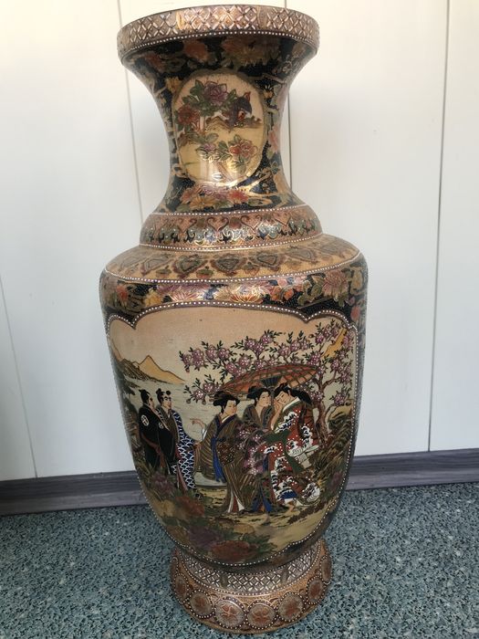 Большая напольная ваза.