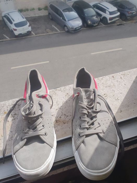 Par de ténis 2 adidas