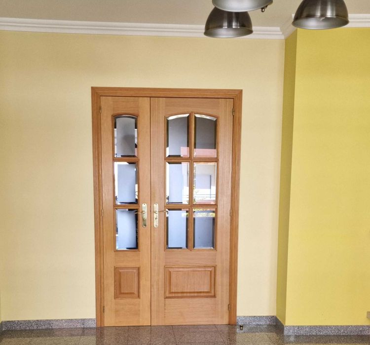 Porta em Madeira (aduelas, guarnições incluído)