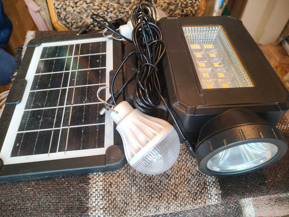 Ліхтар-прожектор плюс дві лед лампи та сонячна панель