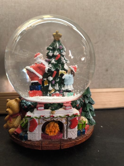 Bola de Neve Natal e caixa musica com Pai Natal e Árvore.
Adorável bol