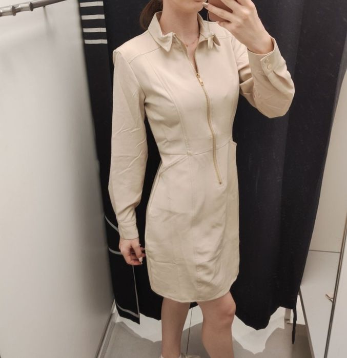 Beżowa sukienka z kołnierzykiem i złotym zamkiem