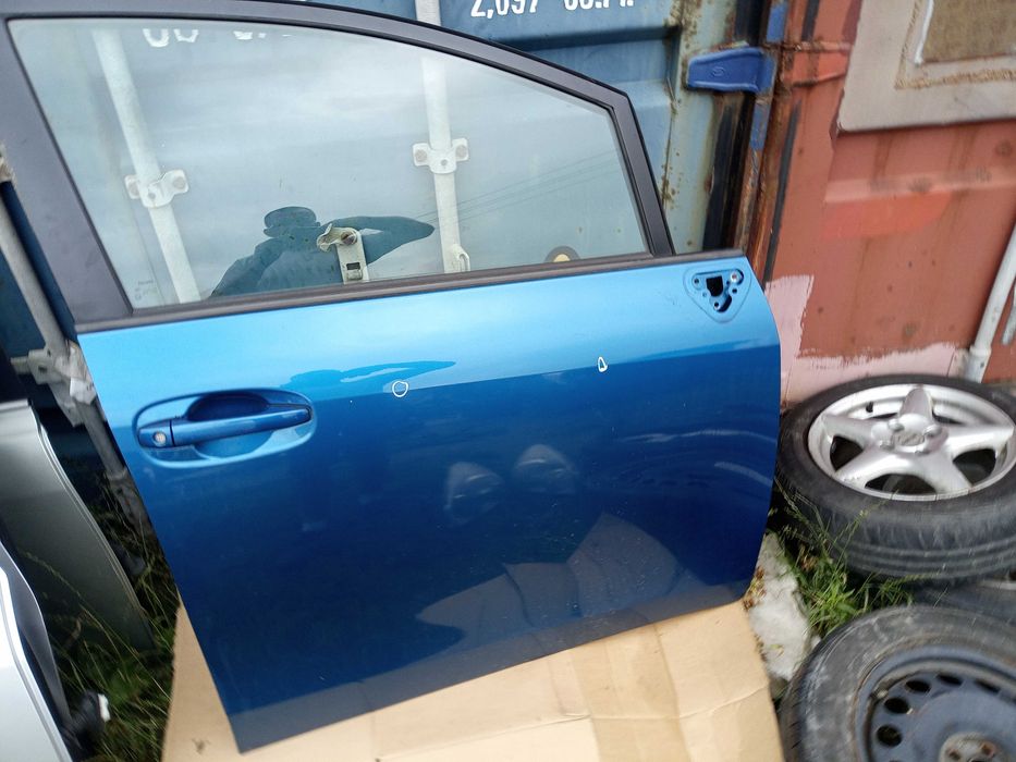 TOYOTA VERSO 09-18 drzwi prawy przód kolor 8T7