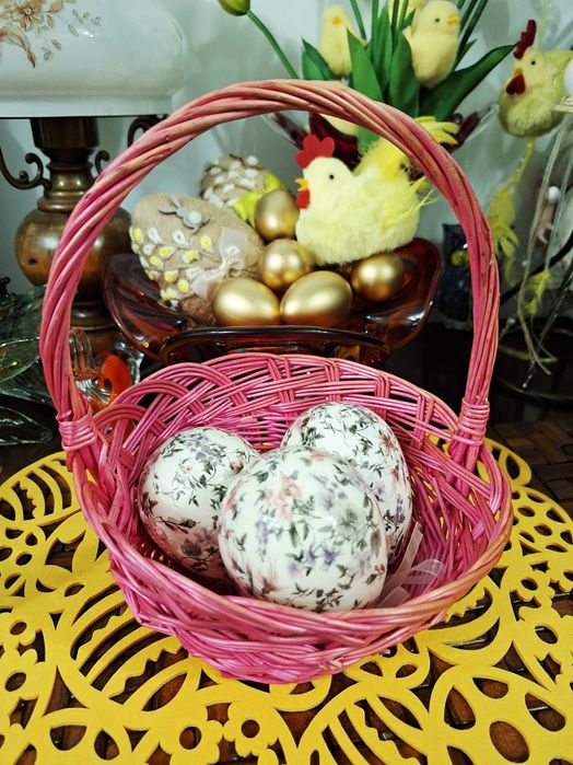 Zestaw wielkanoc różowy koszyczek i jajka