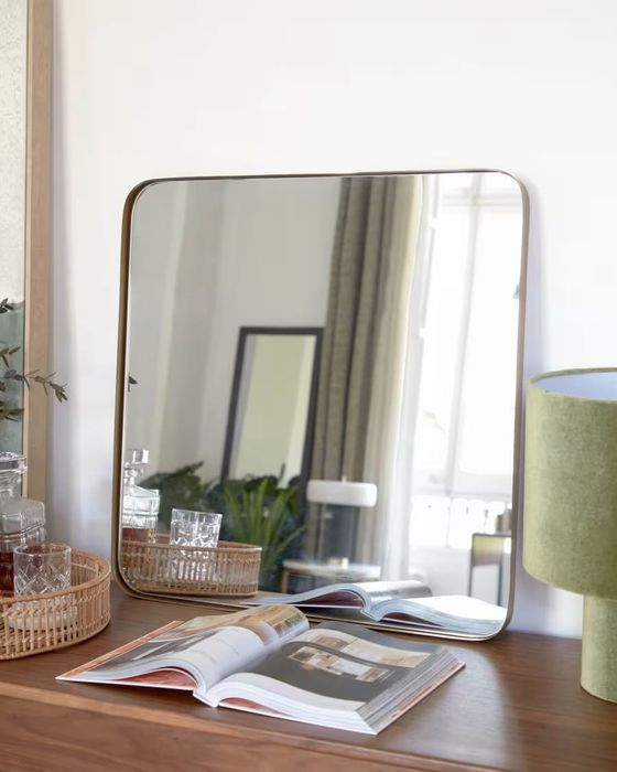 Espelho de parede Marco metal dourado 60 x 60 cm, Kave Home