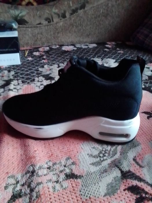 Кросівки на весну