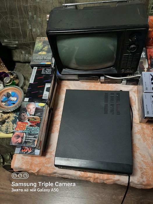 Продам  JVC відеомагнітофон,також 40 відеокасет і  кольоровий  телевіз