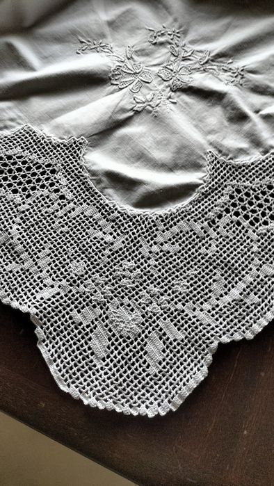 Toalha de mesa em tecido branco bordado, centro e  cantos em crochet.