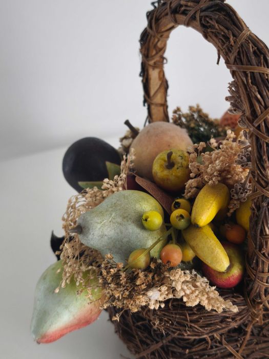 Cesto de flores secas e frutos artificiais