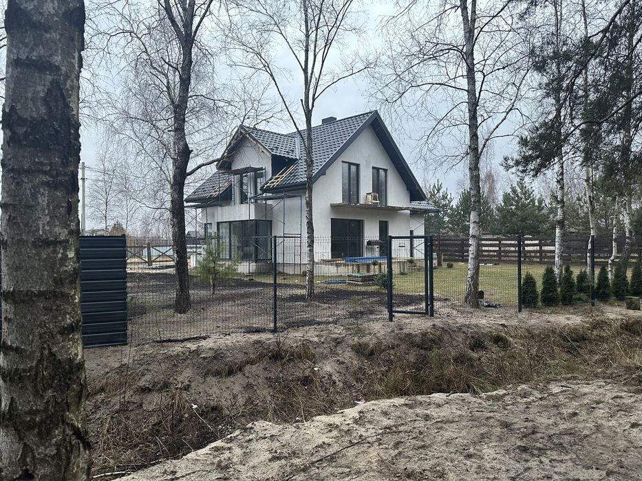 Будинок біля лісу