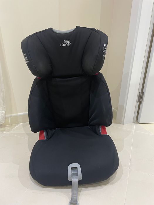 A cadeira auto da imagem é o modelo Britax Römer Discovery SL, pertencente ao grupo 2/3, concebida para crianças dos 15 aos 36 kg
