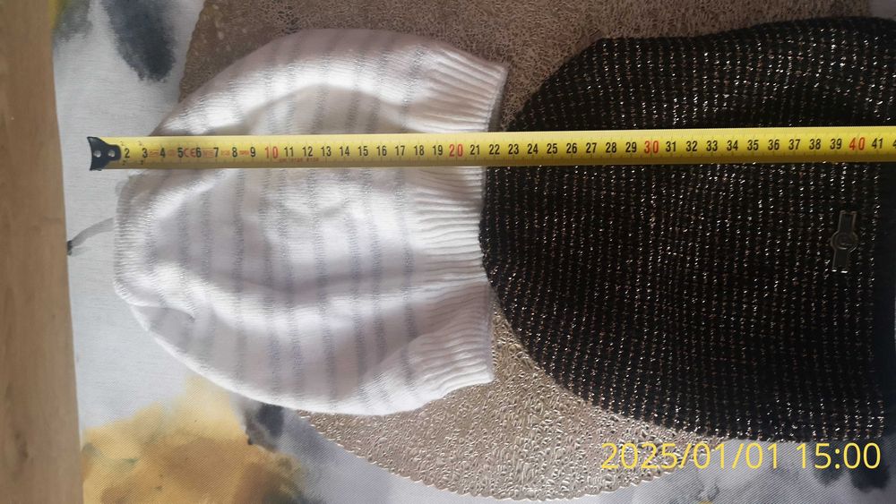 2 czapki: czarnozłota i bialosrebrna