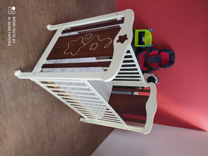 Cama de grades/berço da marca Trama (grupo Bébécar)