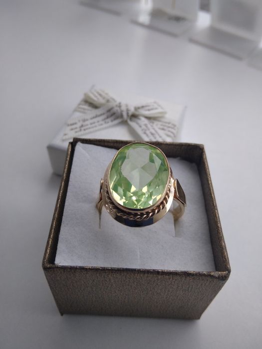 Złoty pierścionek z jasno zielonym kamieniem złoto 583 rozmiar 23 833