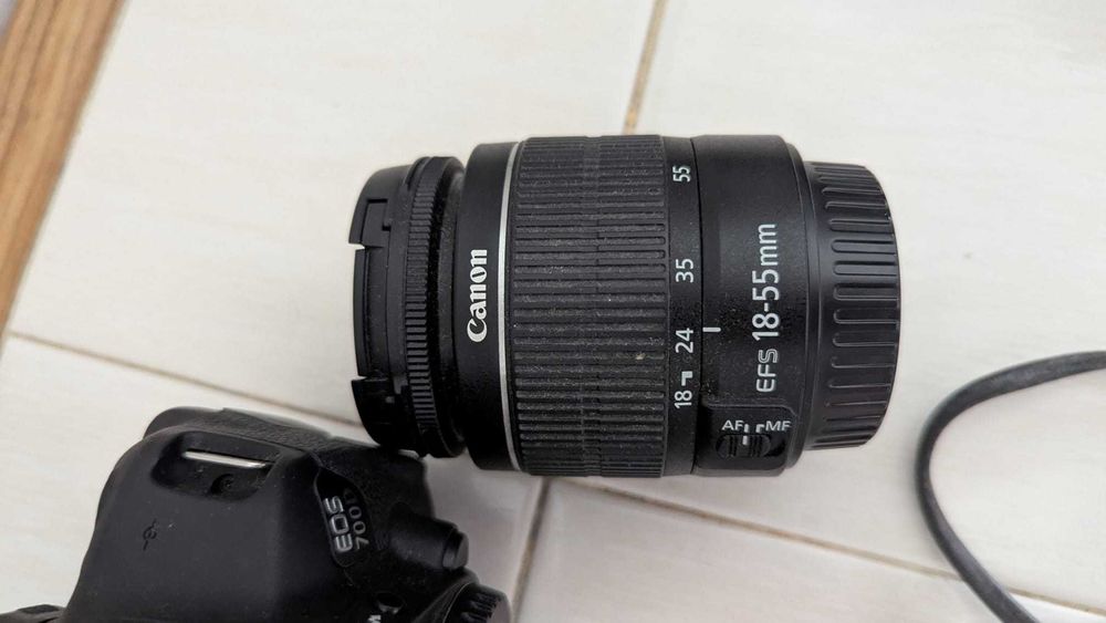 Canon 700D + EFS 18-55mm + EF 75-300mm + correias + bolsas + tripé etc