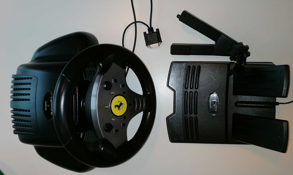 Volante de computador antigo