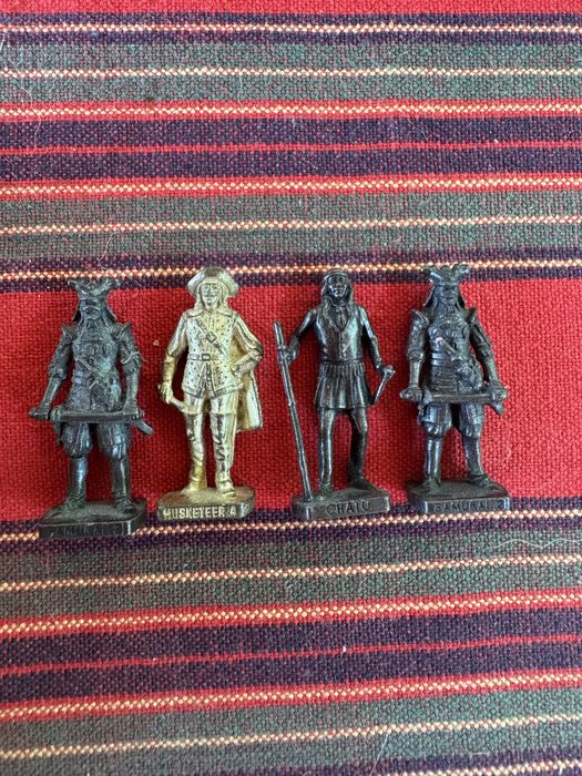 4 male figurki indianin krol zolnierzyk