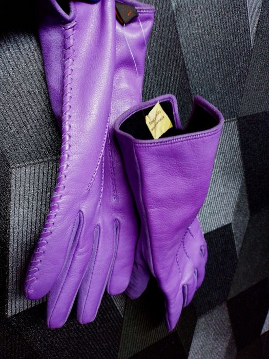 Зима осень.Две пары кожаные фиолетовые  перчатки.женские.M-L