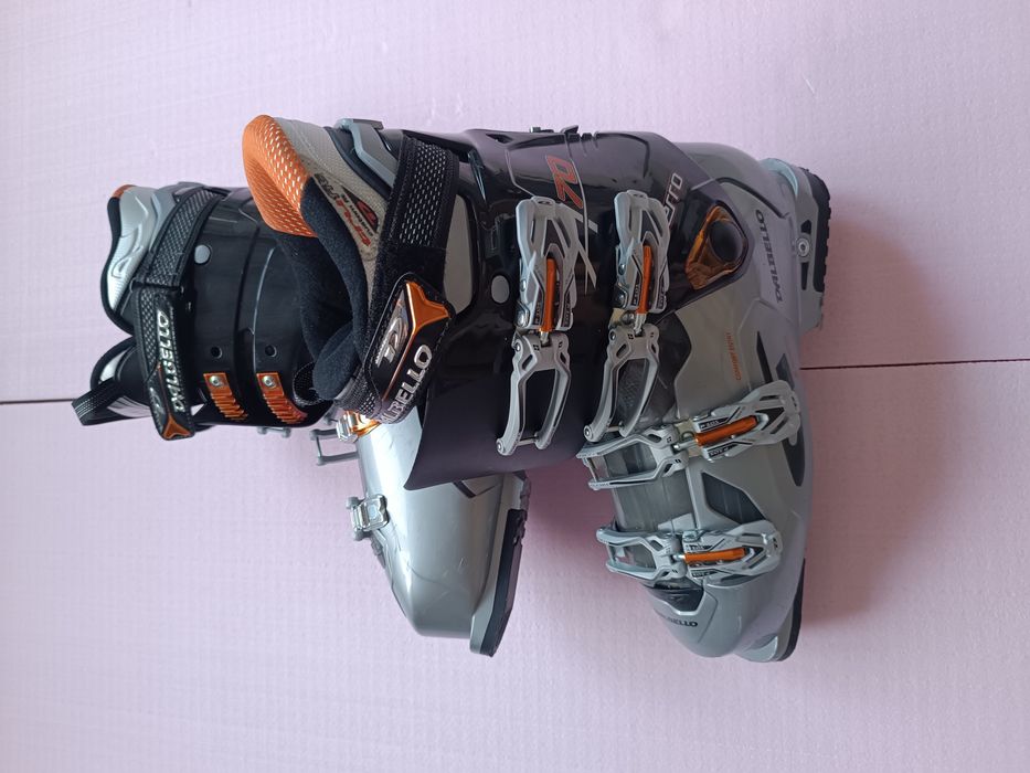 комплект чоботи лижні та лижі