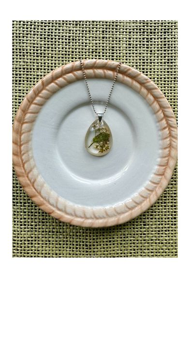 Zawieszka „brindille fleurie” biżuteria handmade żywica srebro