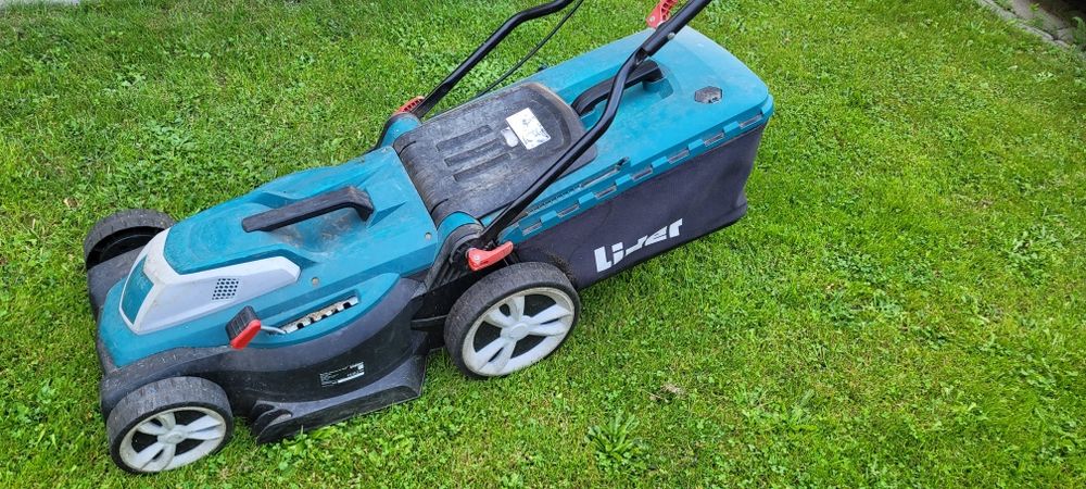 Uszkodzona kosiarka elektryczna Lider